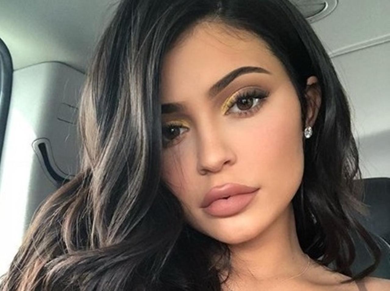 カイリー・ジェンナー、代名詞であるふっくら唇に「ある変化」を加えたと認める