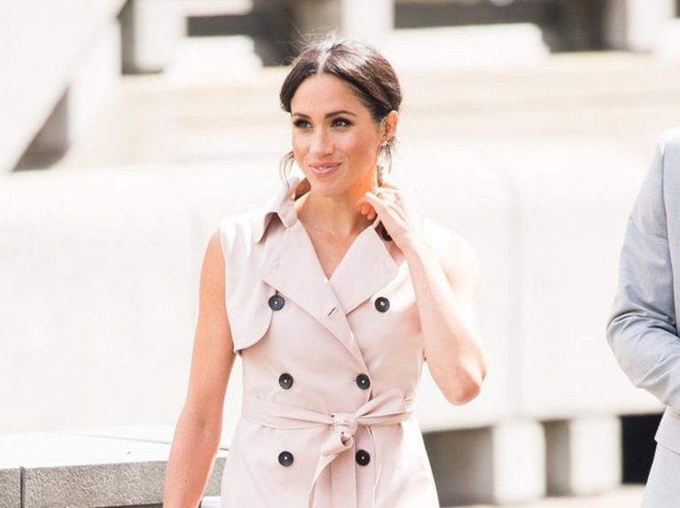 メーガン妃、上品かつヘルシーな「トレンチコート風ワンピ」姿が眩しい！