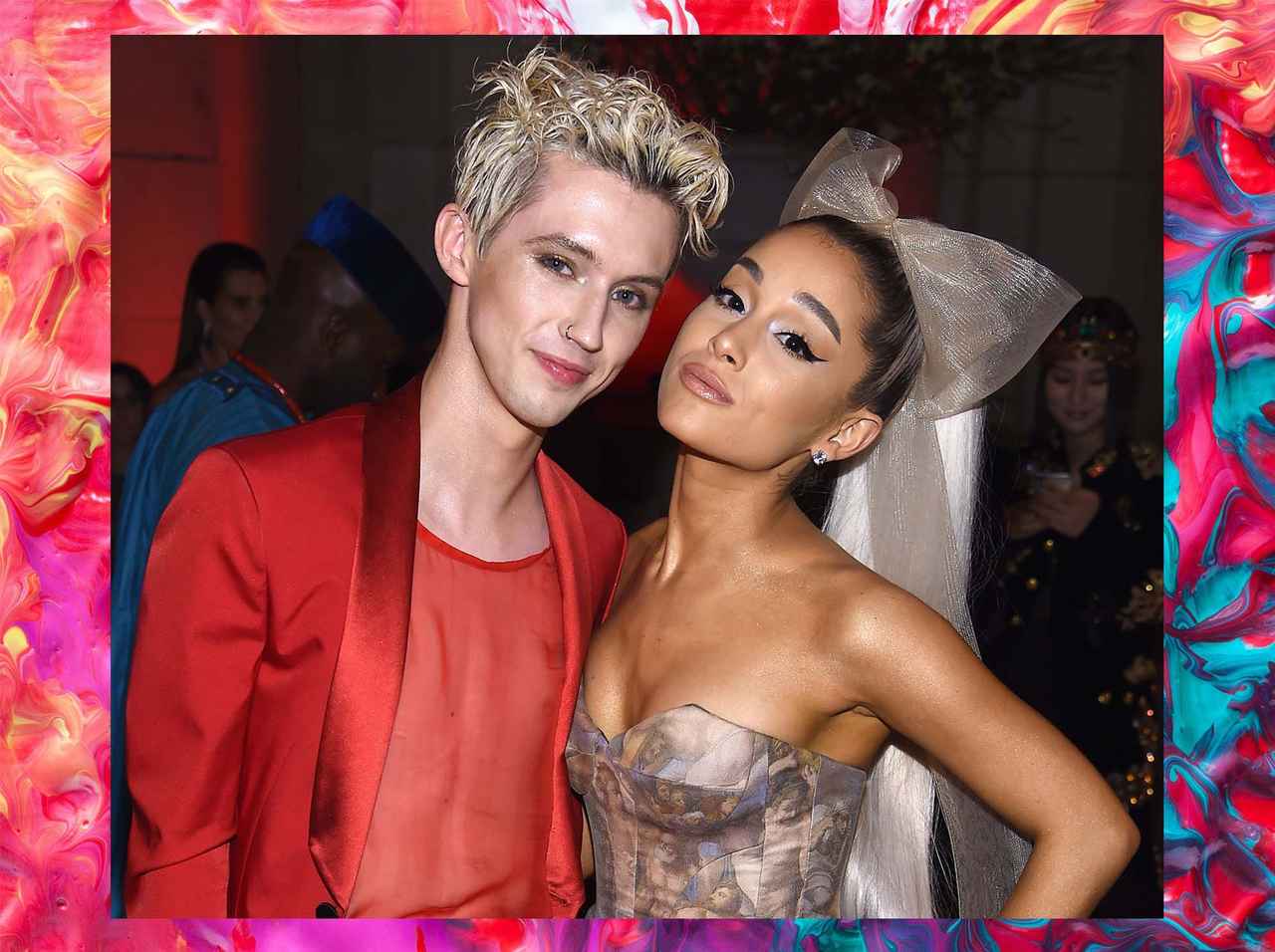 アリアナ・グランデ、トロイ・シヴァンとのコラボ曲MVで「アレ」を惜しげもなく披露