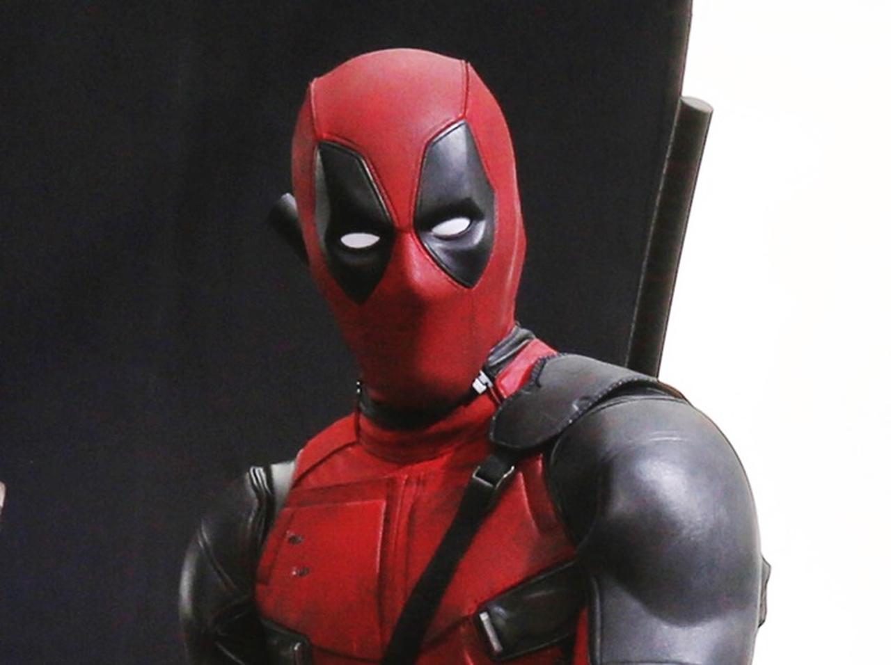 サンディエゴ・コミコンで発見!「放尿」を見守る『デッドプール』