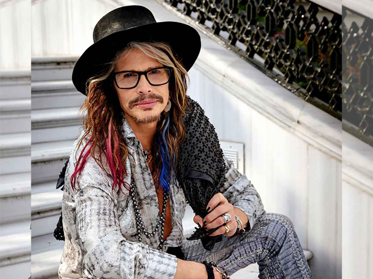 スティーヴン・タイラー70歳、ディズニーランドではしゃぐ姿が「永遠の少年」