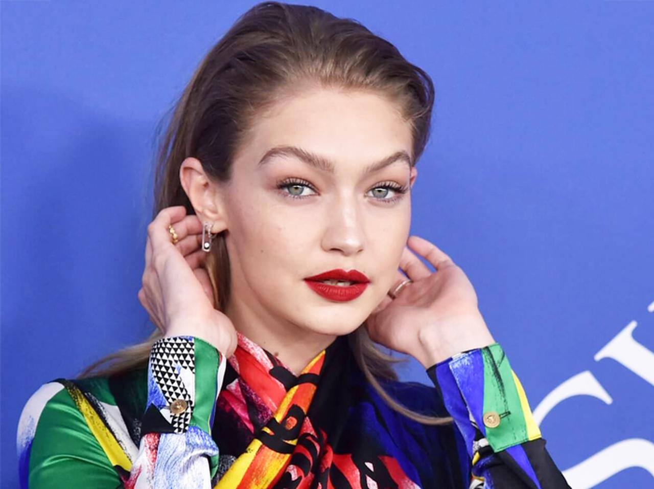 ジジ・ハディッドが飾った雑誌の表紙が怖すぎて夜トイレに行けなくなるレベル