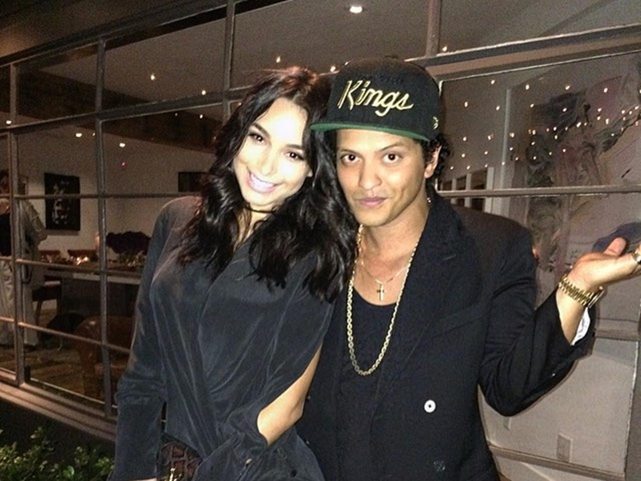 ブルーノ・マーズの彼女、ブルーノとの「レア写真」を公開