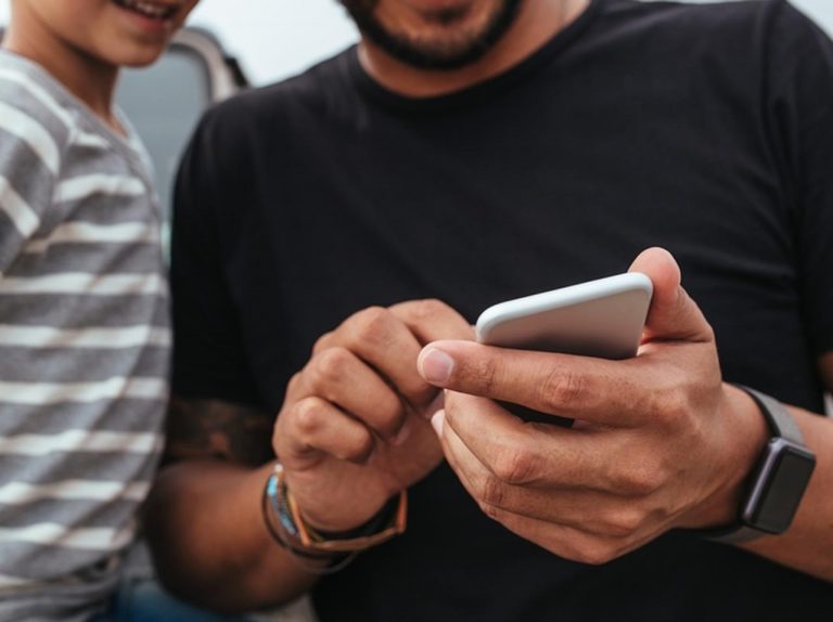 父親が休暇中もスマホに夢中!その時娘がとった行動に父固まる