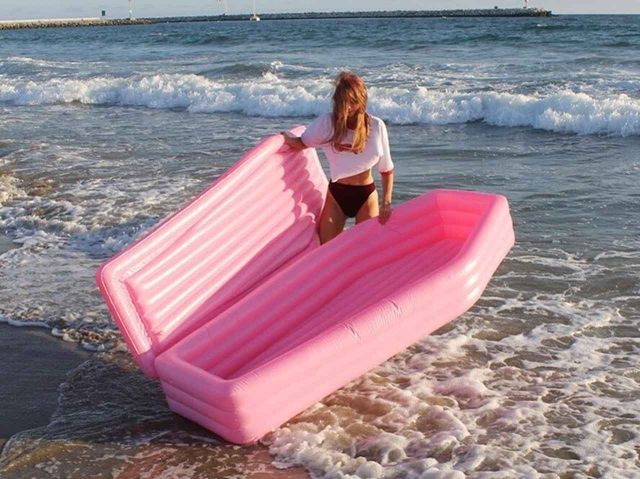 「棺桶」に寝転がって夏を楽しむ「棺桶フロート」が話題