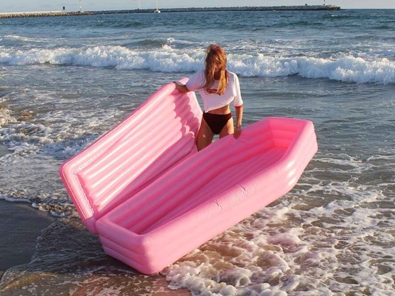 「棺桶」に寝転がって夏を楽しむ「棺桶フロート」が話題