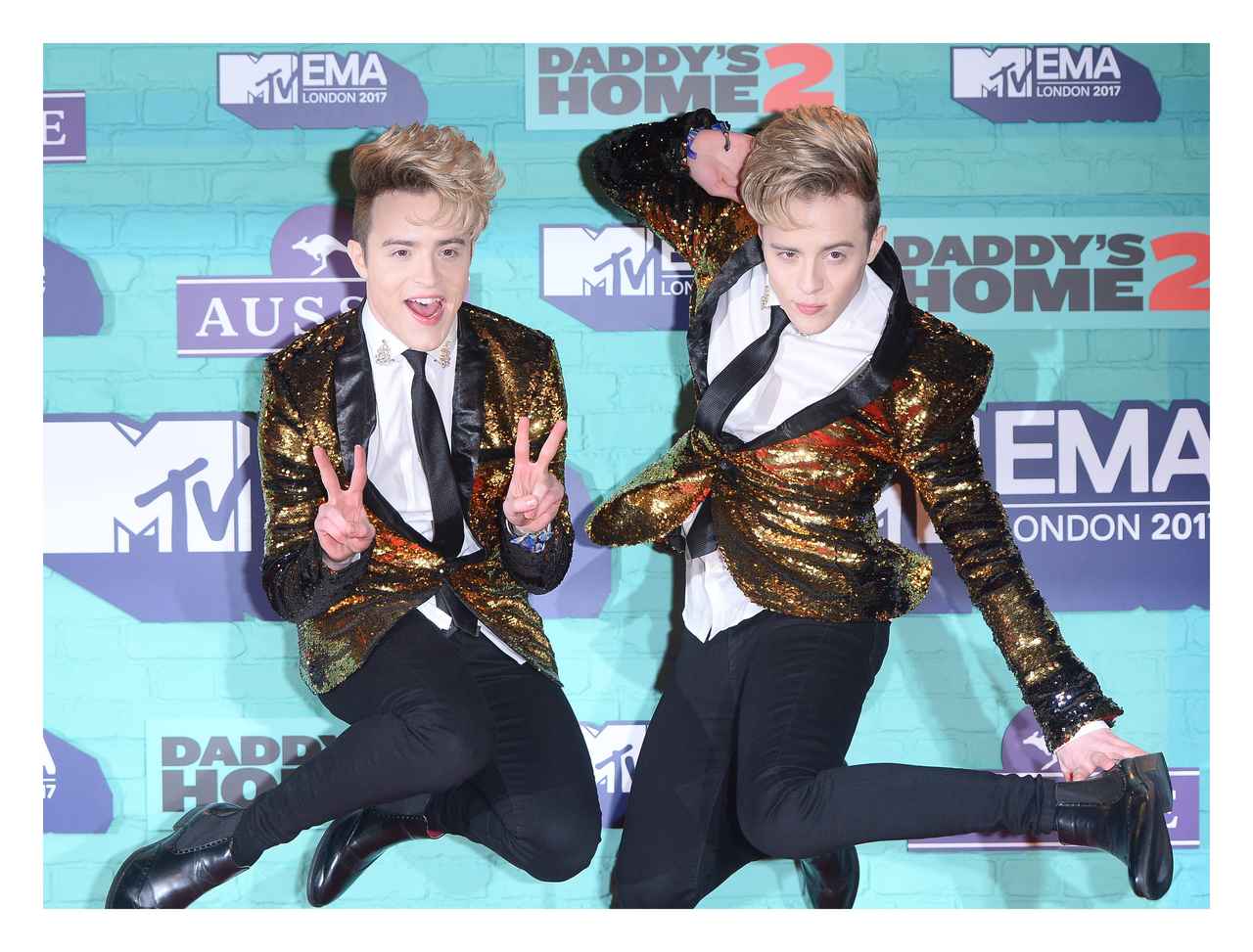 ジェドワード、双子歌手が路上で激しい「兄弟ゲンカ」【写真アリ】