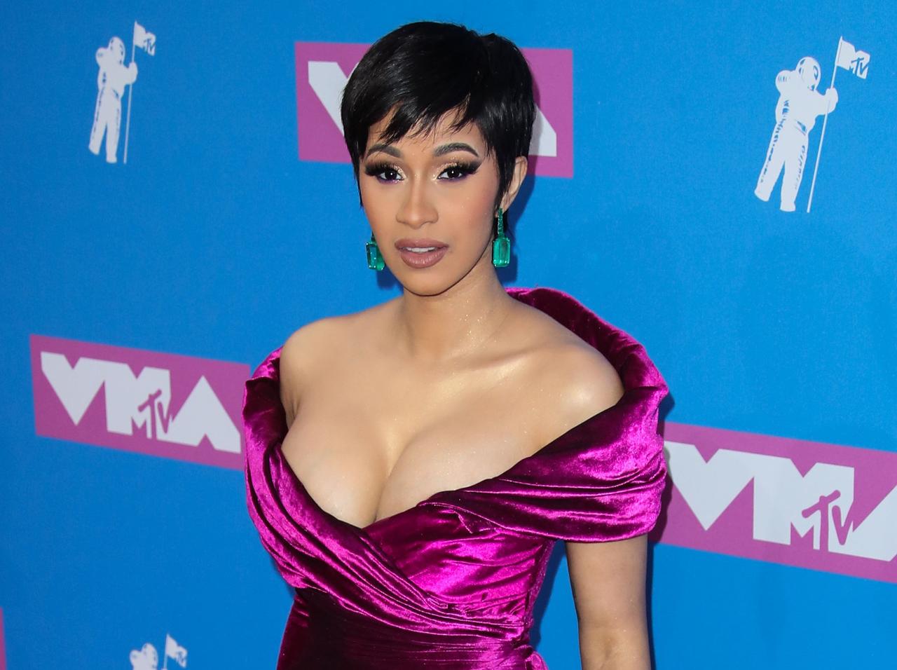 カーディ・Bがケラーニとの新MVを公開、こんなカーディ見たことない