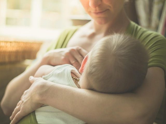 レストランで授乳した母親、「隠してやって」と言われて取った行動が秀逸