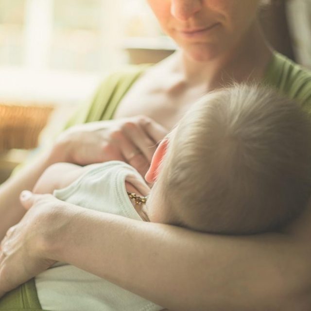 レストランで授乳した母親、「隠してやって」と言われて取った行動が秀逸