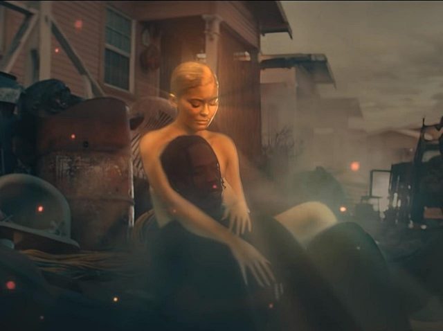 カイリー・ジェンナー、恋人トラヴィス・スコットの新曲MVで「黄金の女神」に