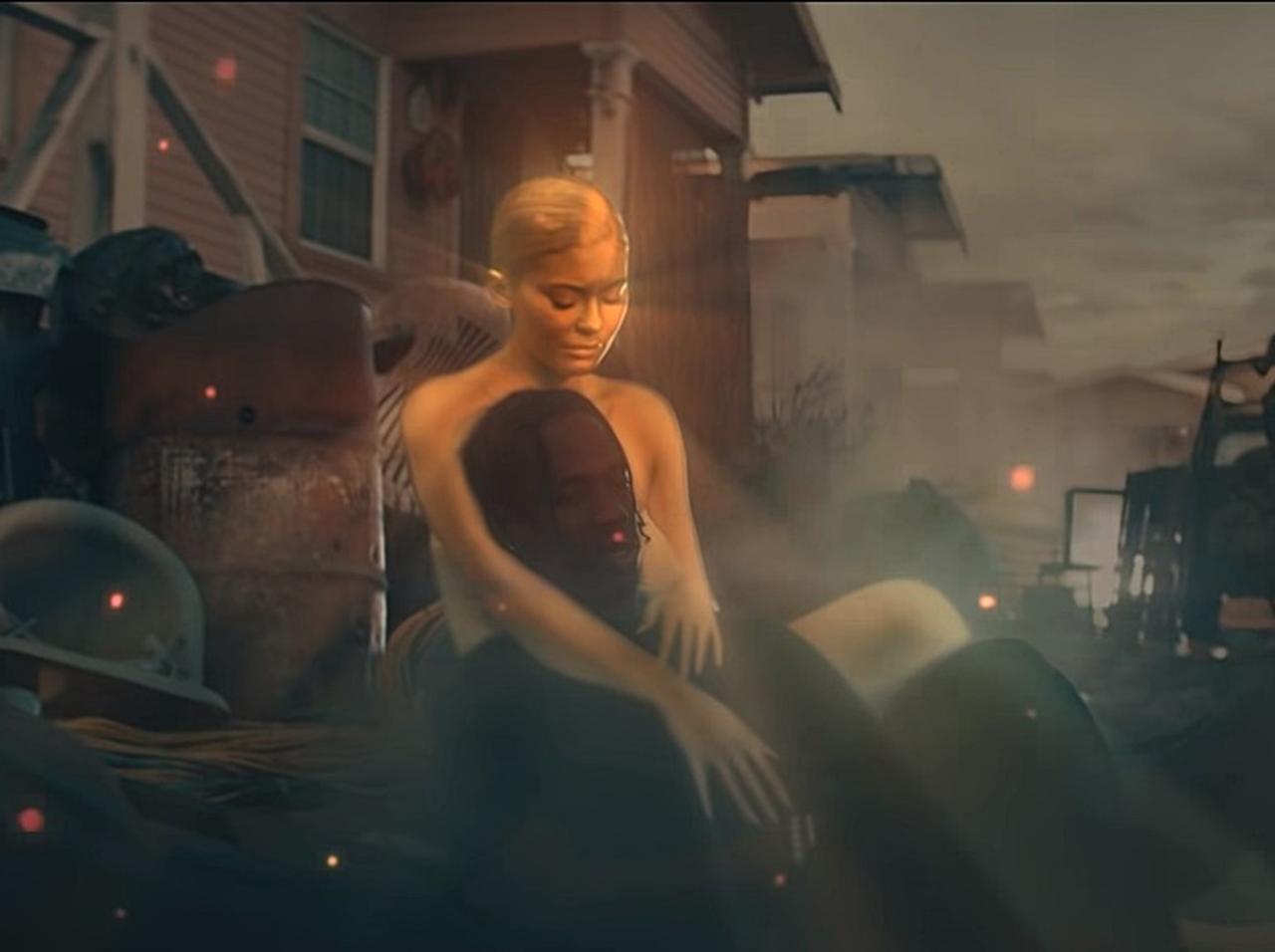 カイリー・ジェンナー、恋人トラヴィス・スコットの新曲MVで「黄金の女神」に