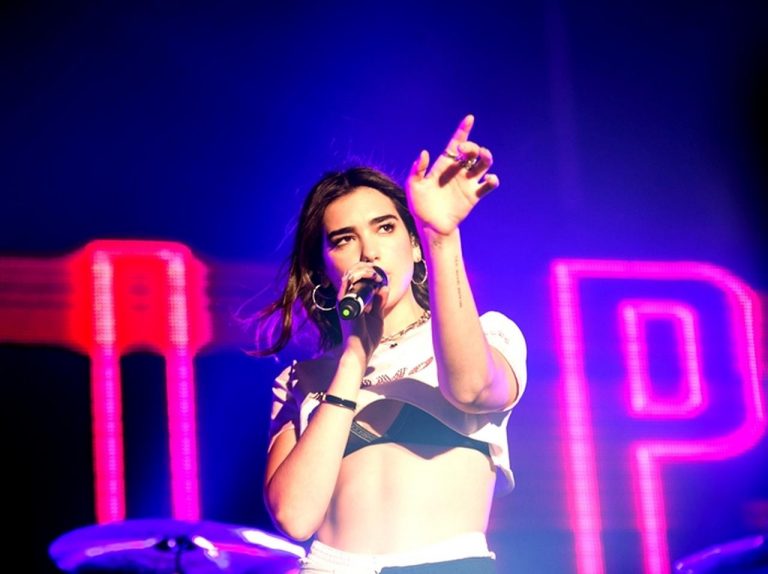 デュア・リパ、女性アーティストではじめての「ある記録」を達成