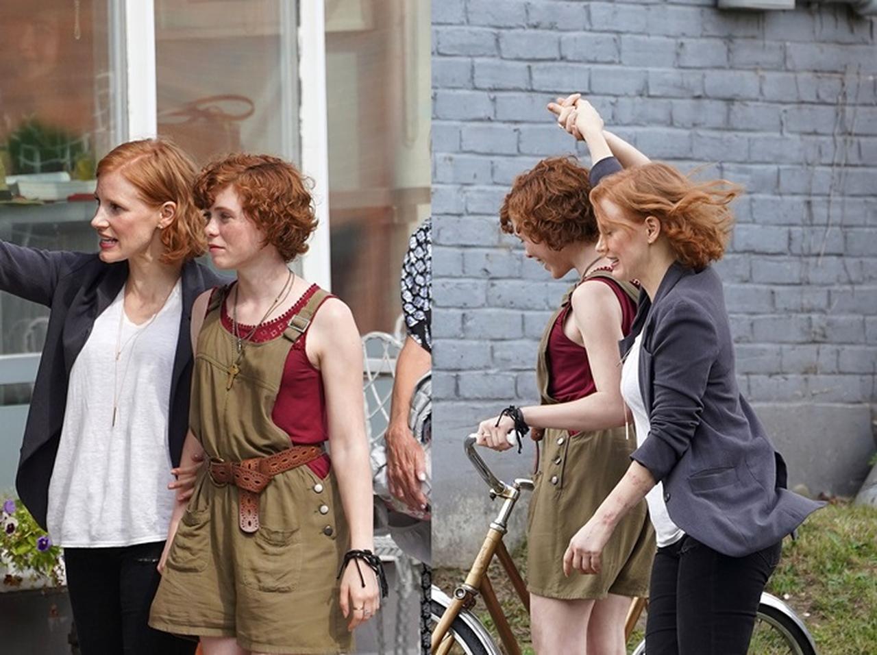 『IT』続編の撮影現場をキャッチ!ジェシカ・チャステインが子役と大はしゃぎ