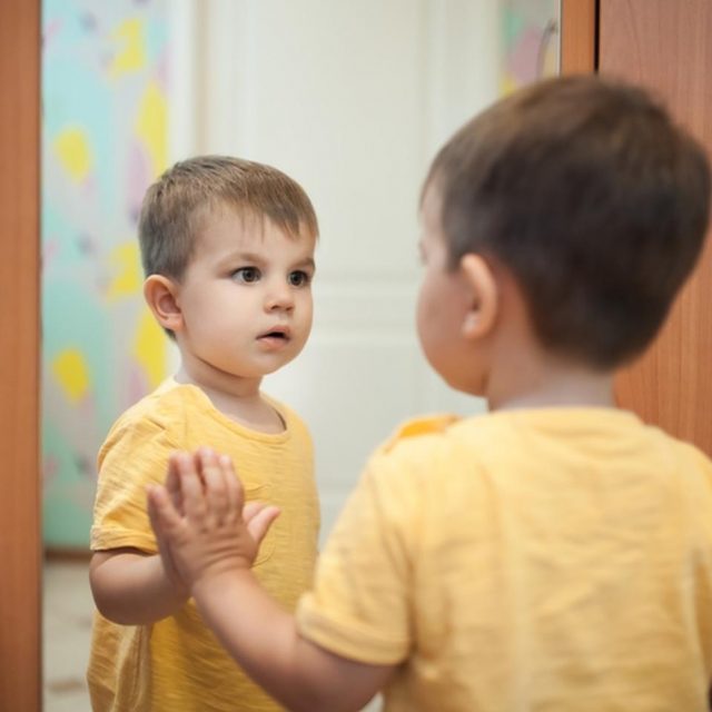 鏡に映る“もう1人の少年”が勝手に動き出す…「恐怖の映像」に鳥肌