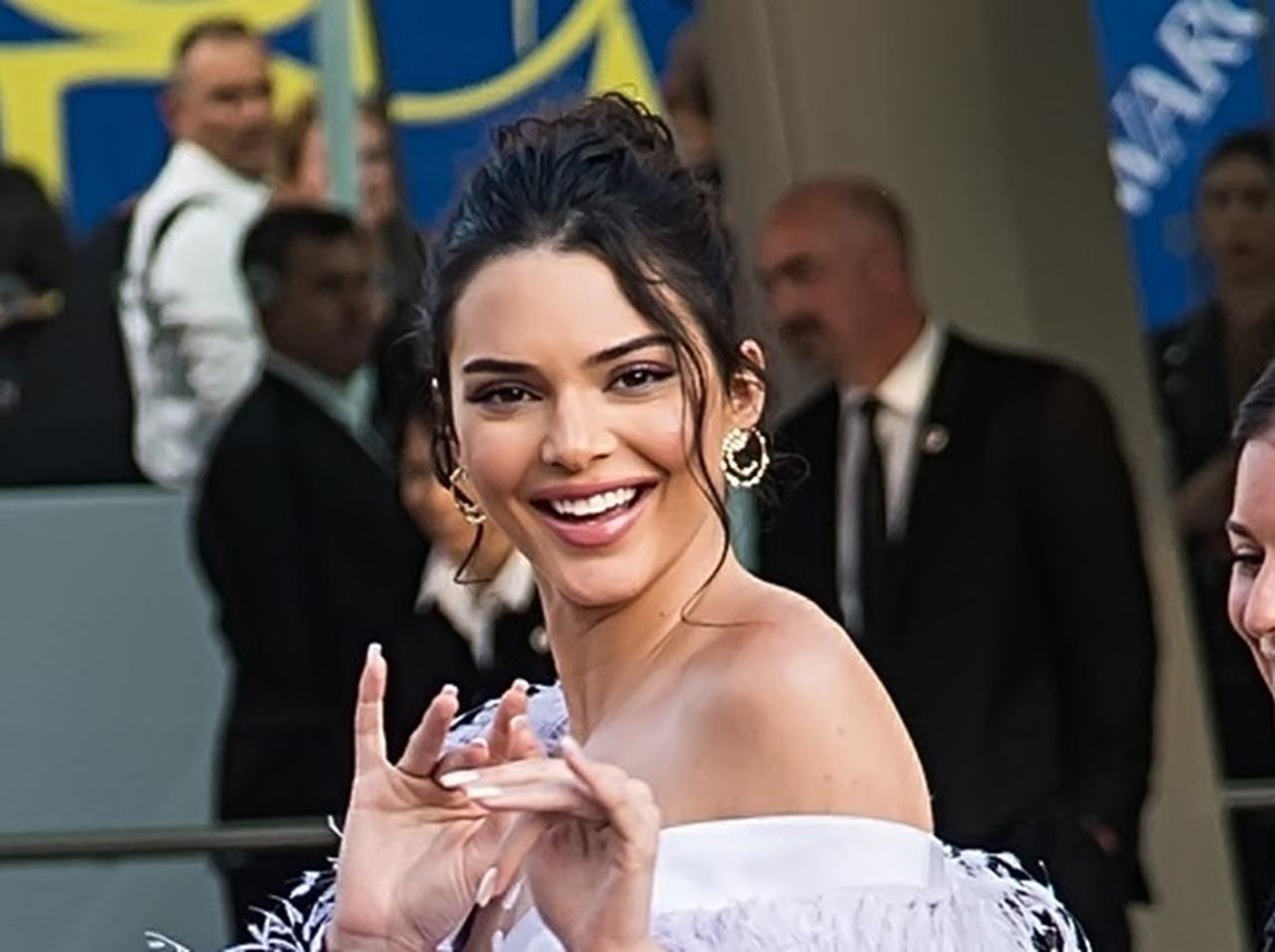 ケンダル・ジェンナー、脚の長い人にしかできない「スゴ技」を披露