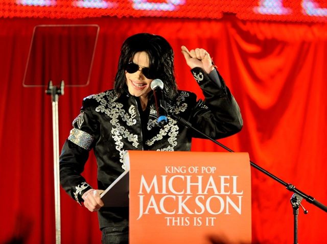 マイケル・ジャクソン、3,300万枚売り上げたアルバムで着用したスーツが復刻