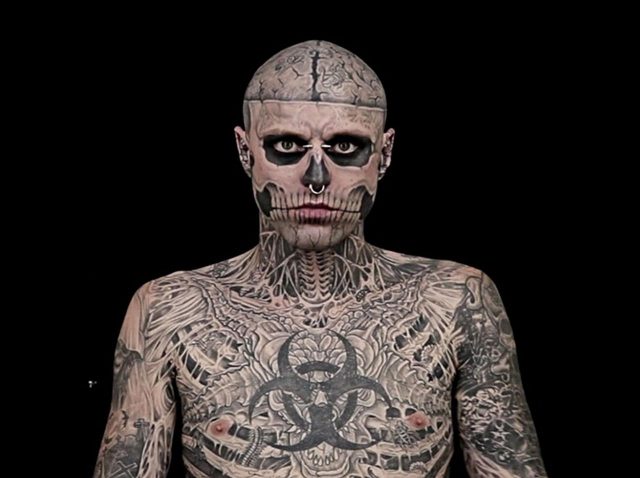 全身タトゥーで大ブレイクしたリック・ジェネストが自殺、レディー・ガガら追悼