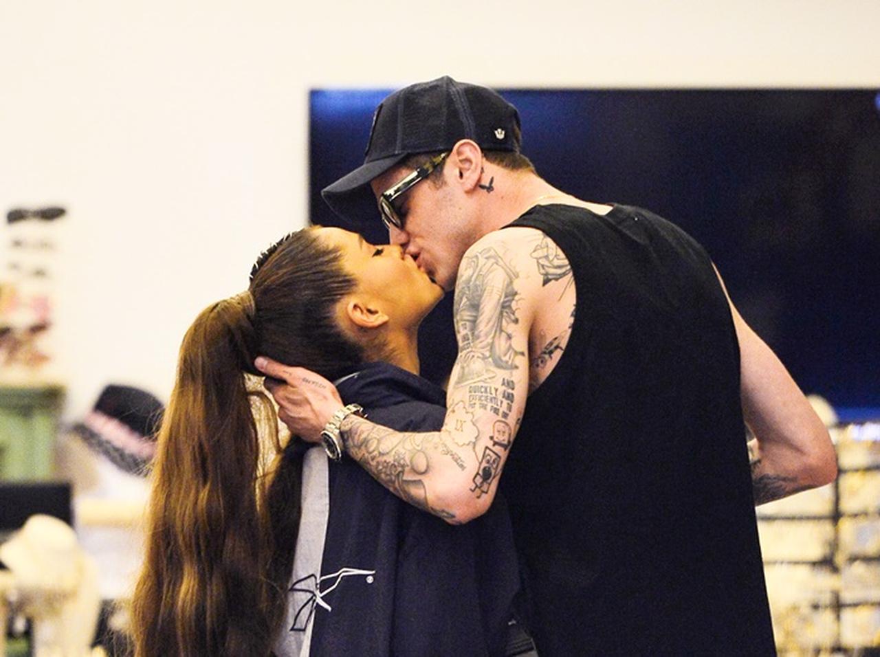 アリアナ・グランデに「出会った瞬間」に婚約者が感じたことがロマンチックすぎる