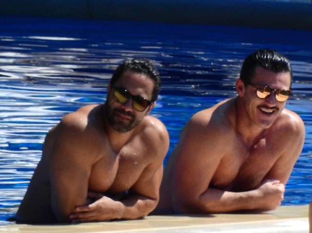 ルーク・エヴァンス、プールに入っているだけでハートを打ち抜く