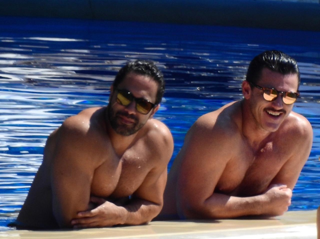 ルーク・エヴァンス、プールに入っているだけでハートを打ち抜く