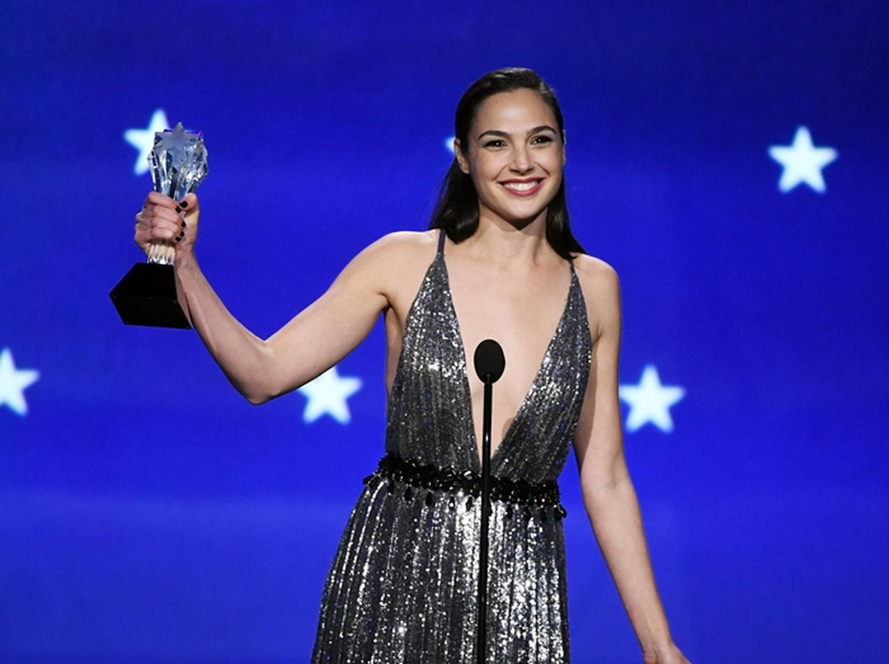 ガル・ガドット、『ワンダーウーマン』のリュックを背負った少年にスーパー対応