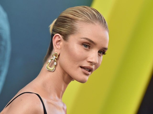 ロージー・ハンティントン・ホワイトリー、「あれ」を眉骨につけて目元を華やかに