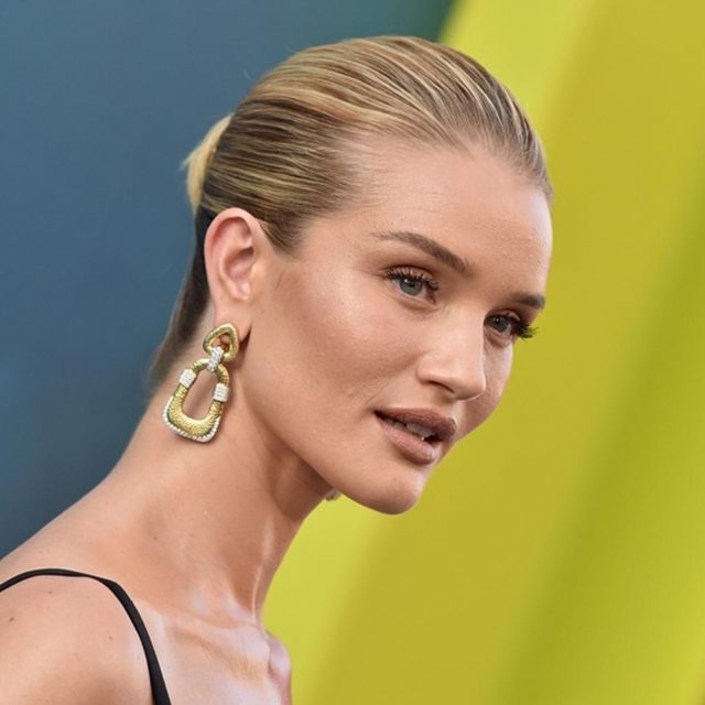 ロージー・ハンティントン・ホワイトリー、「あれ」を眉骨につけて目元を華やかに