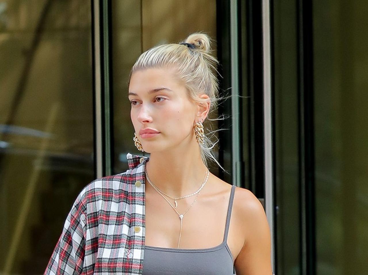 ヘイリー・ボールドウィン、愛用するチェックシャツは日本のあのブランド!