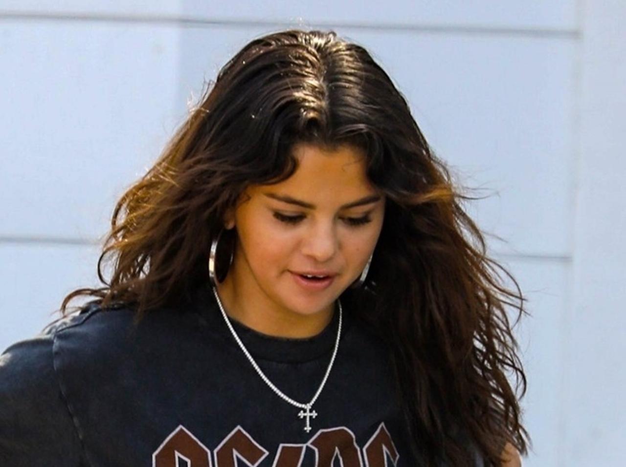 セレーナ・ゴメス、バンドTシャツ×デニムの最新コーデがオシャレ