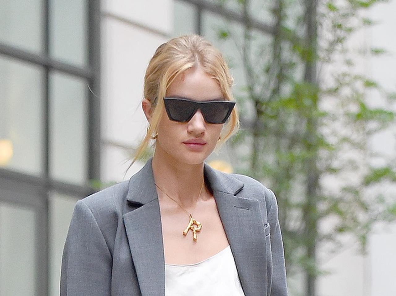 ロージー・ハンティントン・ホワイトリー、洗練された白パンツコーデがオシャレ