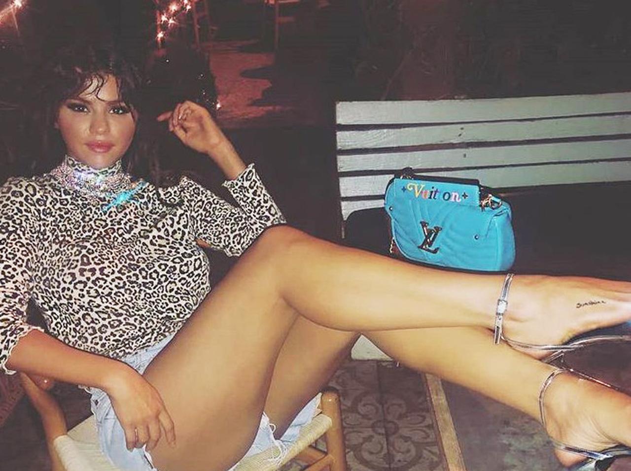 セレーナ・ゴメス、2600円の激安トップスで「セクシー女豹」スタイルに挑戦