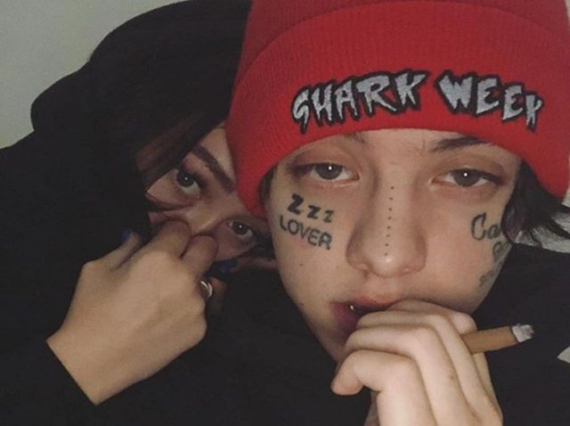 マイリー・サイラス妹と付き合っている「顔面タトゥー」のラッパーが強烈