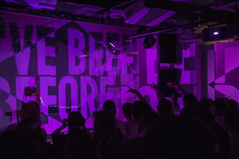 『スウィートナー』のリリースパーティーでアリアナ・グランデの世界を歌詞で体感