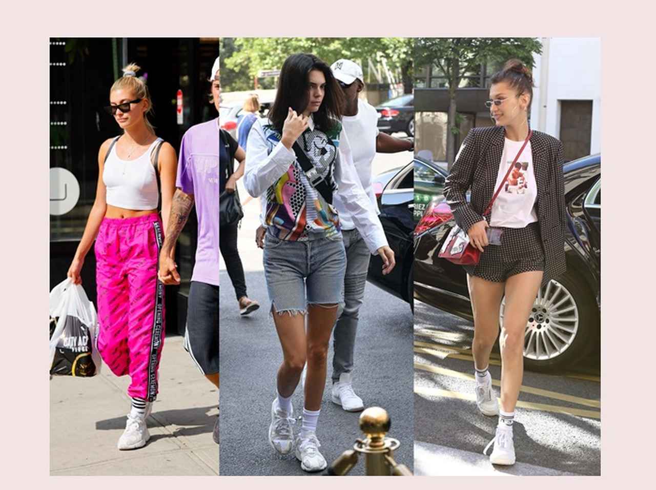 90年代スタイルの完成！海外セレブの間で「スニーカー×ミドル丈ソックス」が人気