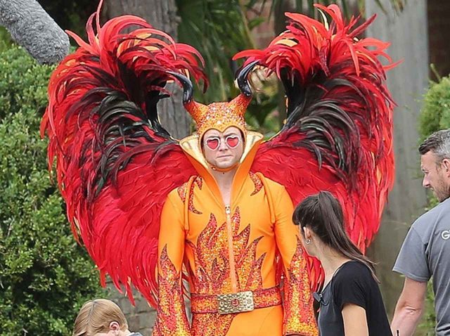 注目若手イケメン俳優タロン・エガートン、大御所シンガー役で激変【写真アリ】