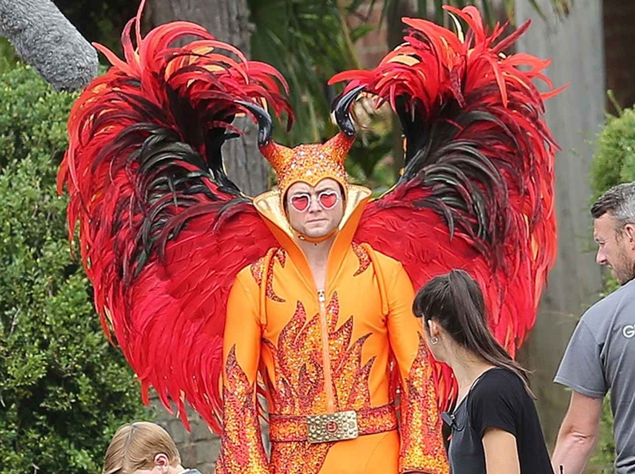 注目若手イケメン俳優タロン・エガートン、大御所シンガー役で激変【写真アリ】