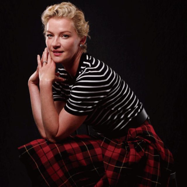 注目のストライプ×チェックMIXコーデ！話題の女優がマイケル・コース コレクションを着こなして