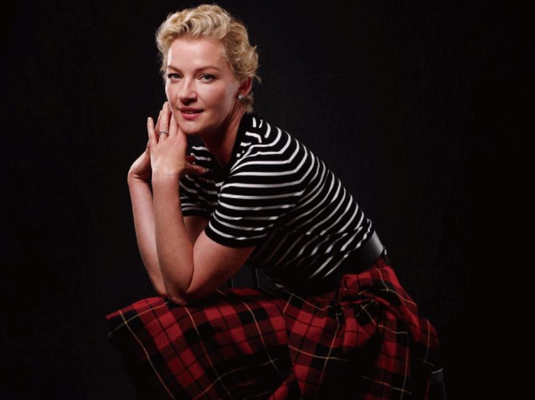 注目のストライプ×チェックMIXコーデ!話題の女優がマイケル・コース コレクションを着こなして