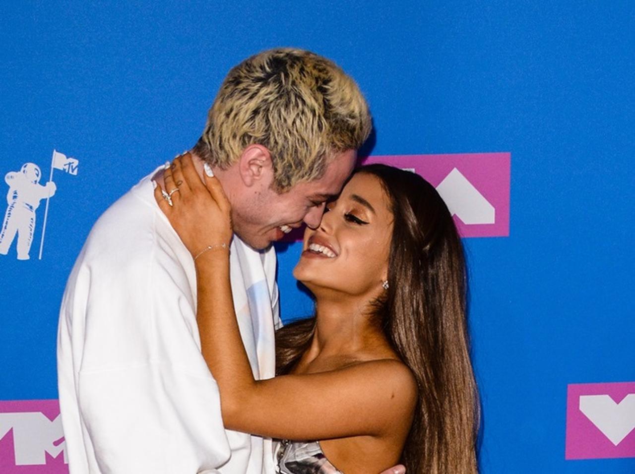 アリアナ・グランデ、婚約者とレッドカーペットで赤面級のイチャイチャ【VMA2018】