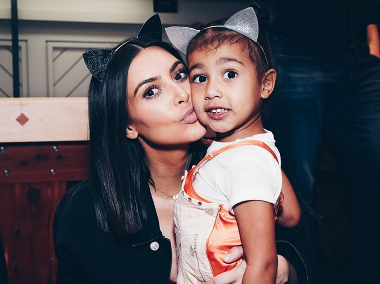 キム・カーダシアン、愛娘の髪の毛に加えた「ひと手間」に批判殺到のワケ