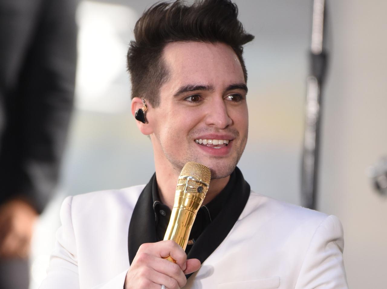 パニック・アット・ザ・ディスコ新MVで高層ビルの壁を歩く姿にヒヤヒヤ