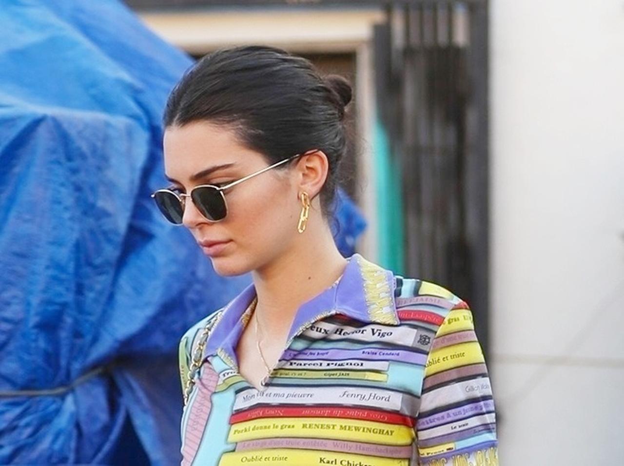 90年代が気分！ケンダル・ジェンナー、ヴィンテージ風デニムコーデがオシャレ