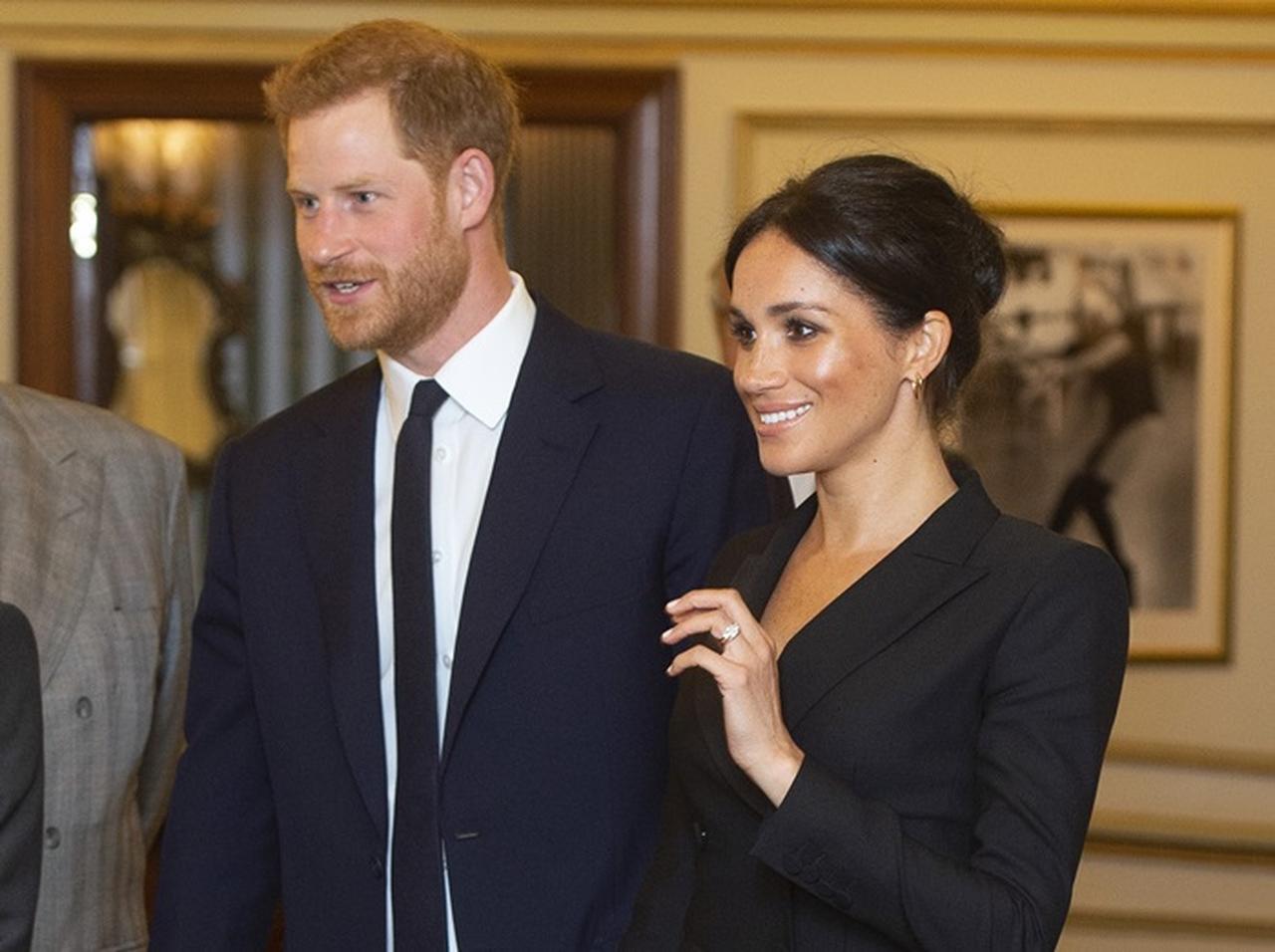 メーガン妃、ヘンリー王子とのデートは「ジャケット1枚」でセクシーに