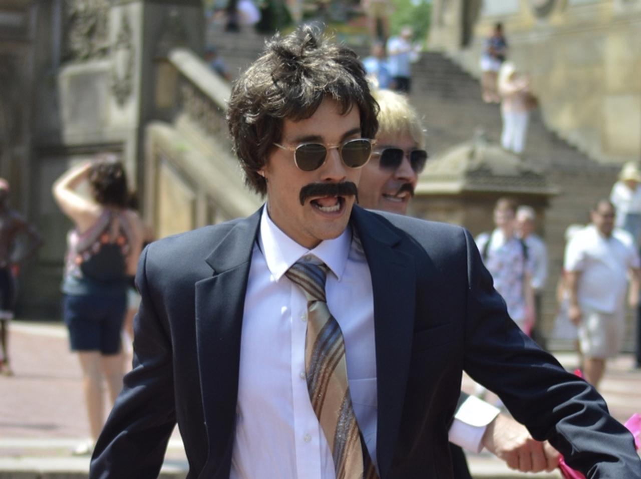 ジャスティン・ビーバー、「雑すぎる変装」で公園に出没