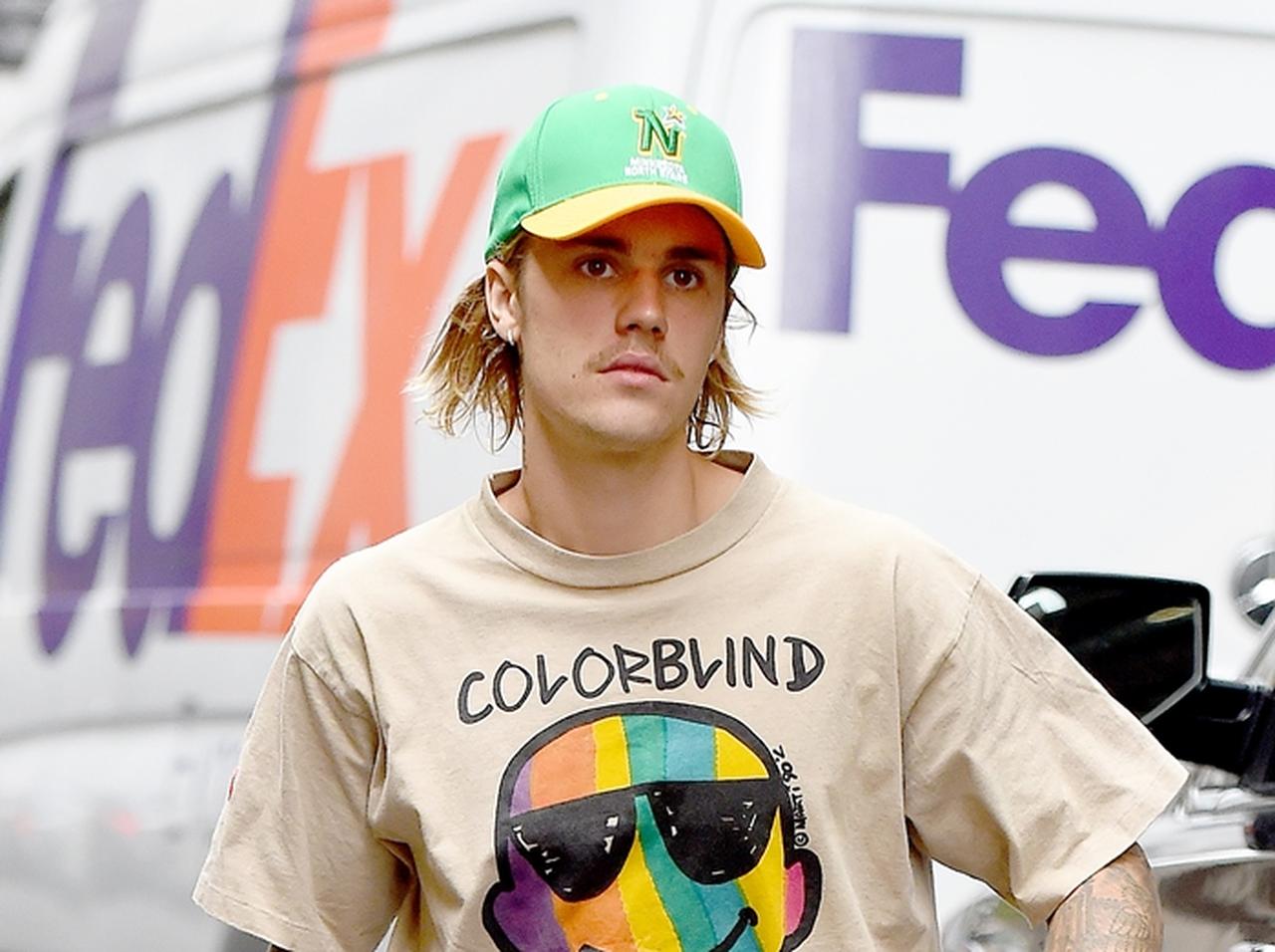 ジャスティン・ビーバー、ヘイリー・ボールドウィンの「尻」に敷かれる