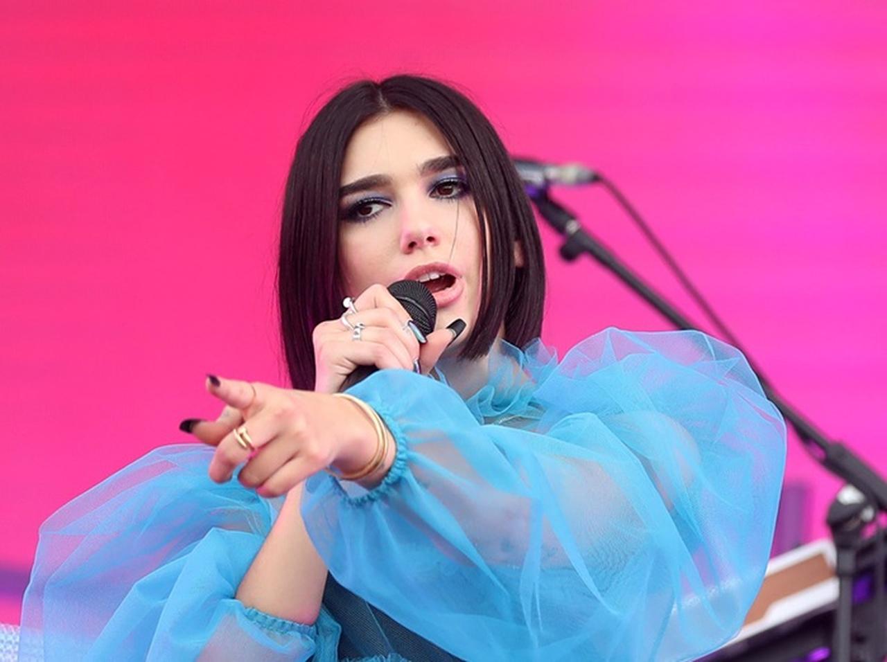 デュア・リパが披露した神ワザポーズに「どうなってるの？」の声が殺到