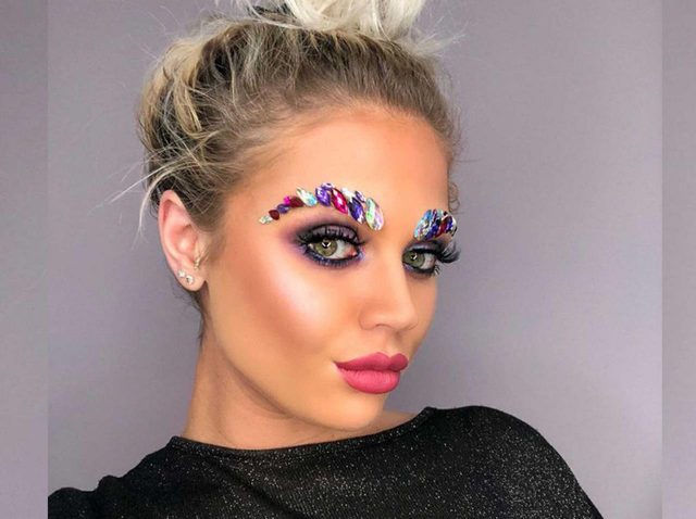 目立ってナンボ！フェスの最旬トレンドメイクはド派手な「ジュエリー眉」