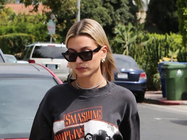 ヘイリー・ボールドウィンに学ぶ、バンドＴシャツのロックな着こなし方