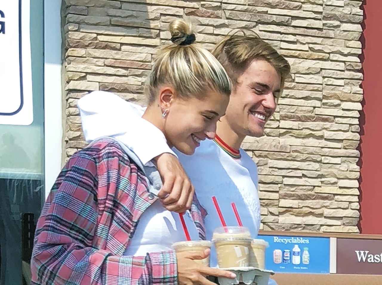 ジャスティン・ビーバー、婚約者と一緒に里帰りで「地元デート」を楽しむ